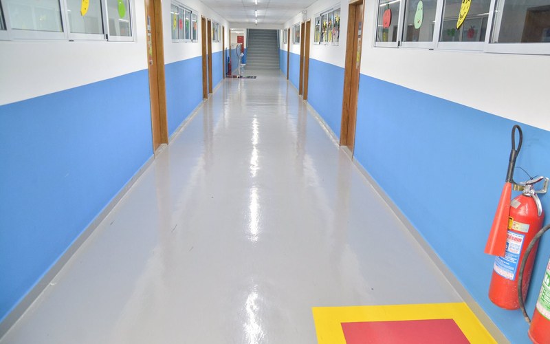 Corredor interno CDM com decorações pedagógicas coloridas
